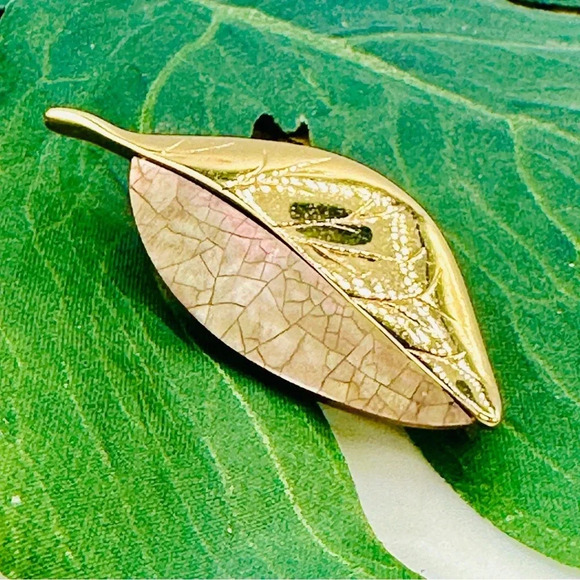 Vintage Liz Claiborne Leaf Brooch Pin Signed Pearlized Accent 2” Long Go… - Picture 6 of 9